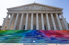 Art installation Echo by Elsa Tomkowiak at the National Assembly - Paris