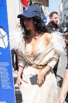 Kim Kardashian Shopping - Paris