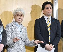 Relatives of abductees meet with new U.S. ambassador