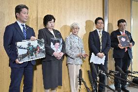 Relatives of abductees meet with new U.S. ambassador