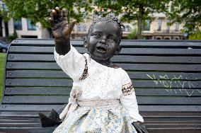 Statues of baby founders of Kyiv in vyshyvankas
