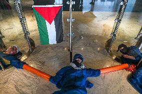 Protesters Occupy Maersk HQ - Rotterdam