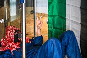 Protesters Occupy Maersk HQ - Rotterdam