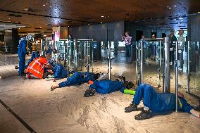 Protesters Occupy Maersk HQ - Rotterdam
