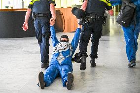 Protesters Occupy Maersk HQ - Rotterdam