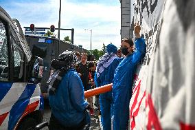 Protesters Occupy Maersk HQ - Rotterdam