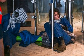 Protesters Occupy Maersk HQ - Rotterdam