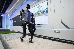 Winner of world's first humanoid half marathon