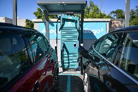 Eric Lombard and Marc Ferracci observe charging points for electric vehicles near Paris - FA
