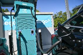 Eric Lombard and Marc Ferracci observe charging points for electric vehicles near Paris - FA