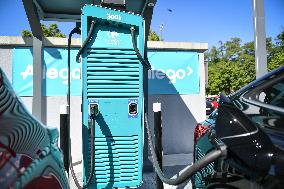 Eric Lombard and Marc Ferracci observe charging points for electric vehicles near Paris - FA