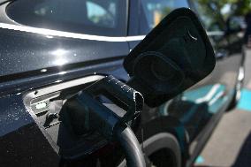 Eric Lombard and Marc Ferracci observe charging points for electric vehicles near Paris - FA