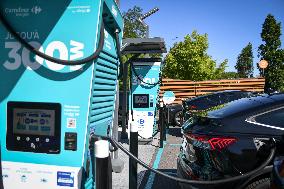 Eric Lombard and Marc Ferracci observe charging points for electric vehicles near Paris - FA