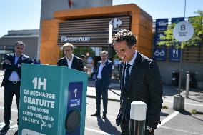 Eric Lombard and Marc Ferracci observe charging points for electric vehicles near Paris - FA