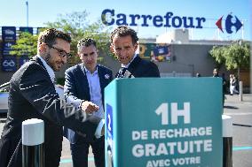 Eric Lombard and Marc Ferracci observe charging points for electric vehicles near Paris - FA