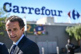 Eric Lombard and Marc Ferracci observe charging points for electric vehicles near Paris - FA