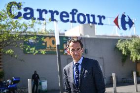 Eric Lombard and Marc Ferracci observe charging points for electric vehicles near Paris - FA
