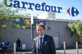 Eric Lombard and Marc Ferracci observe charging points for electric vehicles near Paris - FA