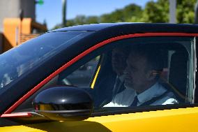 Eric Lombard and Marc Ferracci observe charging points for electric vehicles near Paris - FA