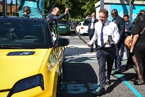 Eric Lombard and Marc Ferracci observe charging points for electric vehicles near Paris - FA