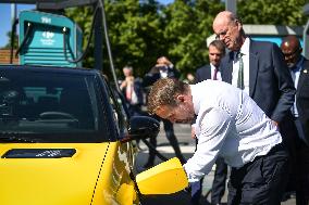 Eric Lombard and Marc Ferracci observe charging points for electric vehicles near Paris - FA