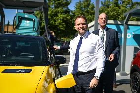 Eric Lombard and Marc Ferracci observe charging points for electric vehicles near Paris - FA