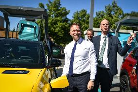 Eric Lombard and Marc Ferracci observe charging points for electric vehicles near Paris - FA