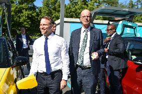 Eric Lombard and Marc Ferracci observe charging points for electric vehicles near Paris - FA