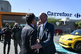 Eric Lombard and Marc Ferracci observe charging points for electric vehicles near Paris - FA
