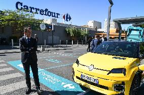 Eric Lombard and Marc Ferracci observe charging points for electric vehicles near Paris - FA