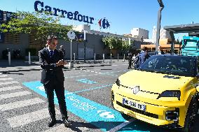 Eric Lombard and Marc Ferracci observe charging points for electric vehicles near Paris - FA