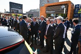 Eric Lombard and Marc Ferracci observe charging points for electric vehicles near Paris - FA