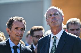 Eric Lombard and Marc Ferracci observe charging points for electric vehicles near Paris - FA