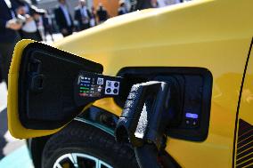 Eric Lombard and Marc Ferracci observe charging points for electric vehicles near Paris - FA