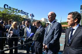 Eric Lombard and Marc Ferracci observe charging points for electric vehicles near Paris - FA