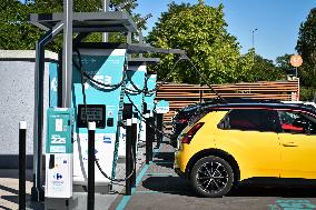 Eric Lombard and Marc Ferracci observe charging points for electric vehicles near Paris - FA