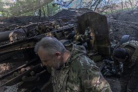 Ukrainian Servicemen Fire KS-19 Near Kharkiv