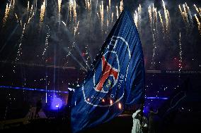 PSG celebrates 2024-2025 Ligue 1 trophy - FA