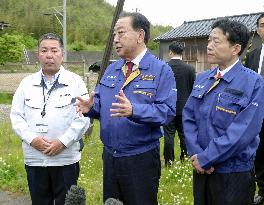 Opposition leader Noda in quake-hit town