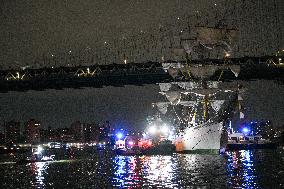 Mexican Navy Ship Cuauhtemoc's Collision With The Brooklyn Bridge - NYC