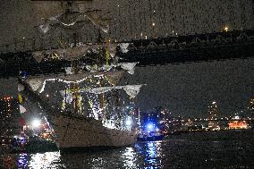 Mexican Navy Ship Cuauhtemoc's Collision With The Brooklyn Bridge - NYC