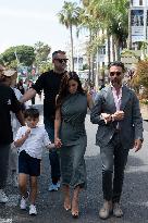 Cannes - Eva Longoria And Family On The Croisette