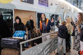 Tommy Cash arriving back home