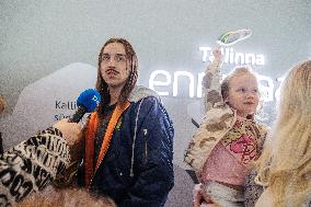 Tommy Cash arriving back home
