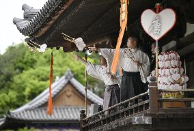 Fan-throwing ceremony at western Japan temple