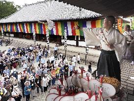 Fan-throwing ceremony at western Japan temple