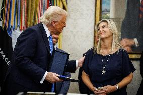 Trump Hosts Families of Fallen Officers, Announces Russia-Ukraine Peace Talks