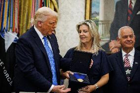 Trump Hosts Families of Fallen Officers, Announces Russia-Ukraine Peace Talks