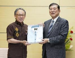 Okinawa governor gives "kariyushi" shirt to Japan PM Ishiba