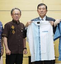 Okinawa governor gives "kariyushi" shirt to Japan PM Ishiba